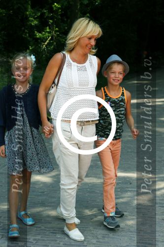 Amsterdam 10 juni 2015
Premiere Apenstreken bij kinderboederij in amsterdamse bos met oa Yvon Jaspers en Kim Lian v d Meij. Yvon met man en kinderen