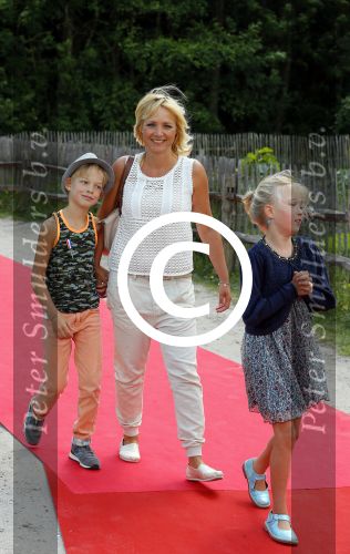 Amsterdam 10 juni 2015
Premiere Apenstreken bij kinderboederij in amsterdamse bos met oa Yvon Jaspers en Kim Lian v d Meij. Yvon met man en kinderen