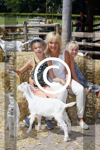 Amsterdam 10 juni 2015
Premiere Apenstreken bij kinderboederij in amsterdamse bos met oa Yvon Jaspers en Kim Lian v d Meij. Yvon met man en kinderen