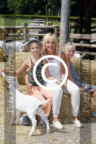 Amsterdam 10 juni 2015
Premiere Apenstreken bij kinderboederij in amsterdamse bos met oa Yvon Jaspers en Kim Lian v d Meij. Yvon met man en kinderen