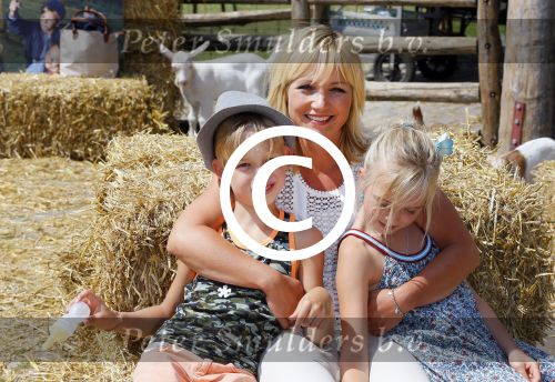 Amsterdam 10 juni 2015
Premiere Apenstreken bij kinderboederij in amsterdamse bos met oa Yvon Jaspers en Kim Lian v d Meij. Yvon met man en kinderen
