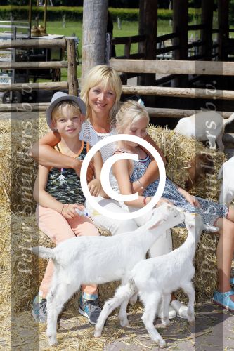 Amsterdam 10 juni 2015
Premiere Apenstreken bij kinderboederij in amsterdamse bos met oa Yvon Jaspers en Kim Lian v d Meij. Yvon met man en kinderen