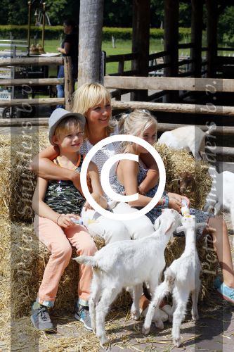 Amsterdam 10 juni 2015
Premiere Apenstreken bij kinderboederij in amsterdamse bos met oa Yvon Jaspers en Kim Lian v d Meij. Yvon met man en kinderen