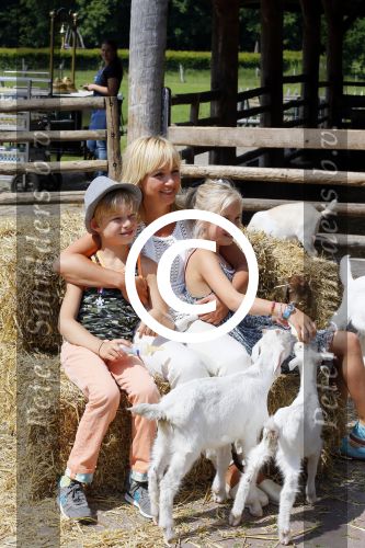Amsterdam 10 juni 2015
Premiere Apenstreken bij kinderboederij in amsterdamse bos met oa Yvon Jaspers en Kim Lian v d Meij. Yvon met man en kinderen