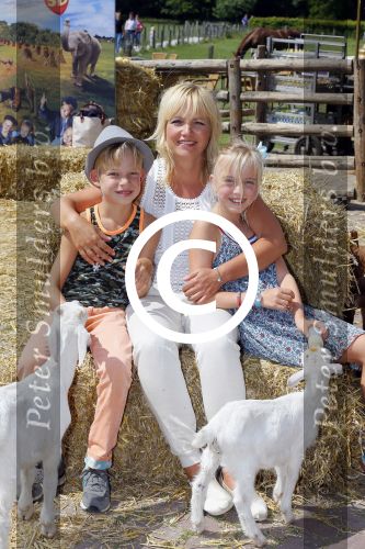 Amsterdam 10 juni 2015
Premiere Apenstreken bij kinderboederij in amsterdamse bos met oa Yvon Jaspers en Kim Lian v d Meij. Yvon met man en kinderen
