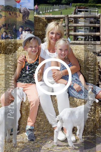 Amsterdam 10 juni 2015
Premiere Apenstreken bij kinderboederij in amsterdamse bos met oa Yvon Jaspers en Kim Lian v d Meij. Yvon met man en kinderen