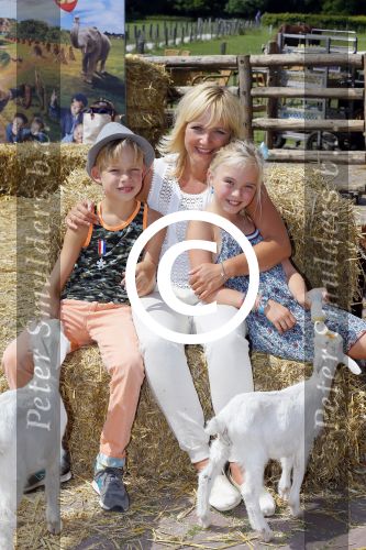 Amsterdam 10 juni 2015
Premiere Apenstreken bij kinderboederij in amsterdamse bos met oa Yvon Jaspers en Kim Lian v d Meij. Yvon met man en kinderen