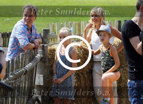 Amsterdam 10 juni 2015
Premiere Apenstreken bij kinderboederij in amsterdamse bos met oa Yvon Jaspers en Kim Lian v d Meij. Yvon met man en kinderen
