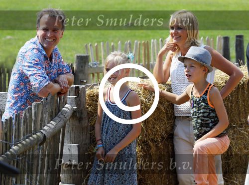 Amsterdam 10 juni 2015
Premiere Apenstreken bij kinderboederij in amsterdamse bos met oa Yvon Jaspers en Kim Lian v d Meij. Yvon met man en kinderen
