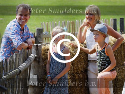 Amsterdam 10 juni 2015
Premiere Apenstreken bij kinderboederij in amsterdamse bos met oa Yvon Jaspers en Kim Lian v d Meij. Yvon met man en kinderen