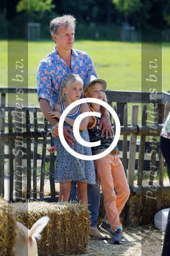 Amsterdam 10 juni 2015
Premiere Apenstreken bij kinderboederij in amsterdamse bos met oa Yvon Jaspers en Kim Lian v d Meij. Yvon met man en kinderen