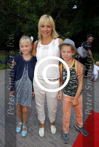 Amsterdam 10 juni 2015
Premiere Apenstreken bij kinderboederij in amsterdamse bos met oa Yvon Jaspers en Kim Lian v d Meij. Yvon met man en kinderen