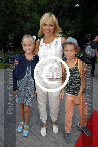 Amsterdam 10 juni 2015
Premiere Apenstreken bij kinderboederij in amsterdamse bos met oa Yvon Jaspers en Kim Lian v d Meij. Yvon met man en kinderen