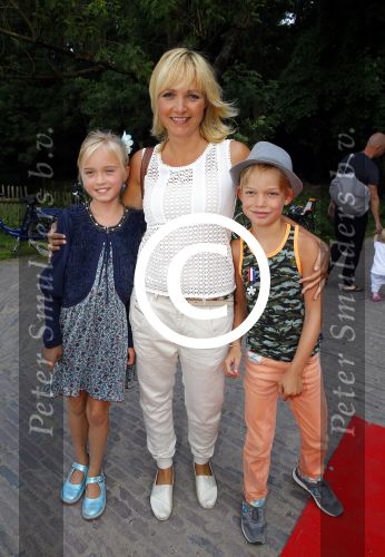 Amsterdam 10 juni 2015
Premiere Apenstreken bij kinderboederij in amsterdamse bos met oa Yvon Jaspers en Kim Lian v d Meij. Yvon met man en kinderen