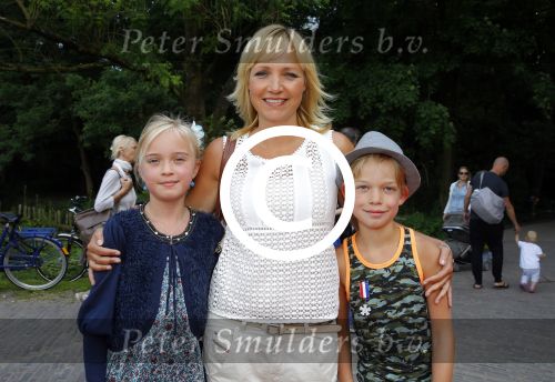 Amsterdam 10 juni 2015
Premiere Apenstreken bij kinderboederij in amsterdamse bos met oa Yvon Jaspers en Kim Lian v d Meij. Yvon met man en kinderen