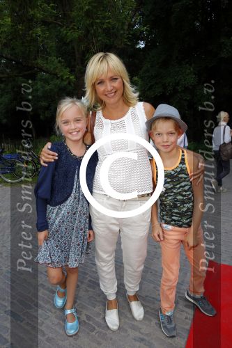 Amsterdam 10 juni 2015
Premiere Apenstreken bij kinderboederij in amsterdamse bos met oa Yvon Jaspers en Kim Lian v d Meij. Yvon met man en kinderen