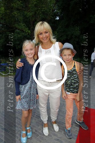 Amsterdam 10 juni 2015
Premiere Apenstreken bij kinderboederij in amsterdamse bos met oa Yvon Jaspers en Kim Lian v d Meij. Yvon met man en kinderen