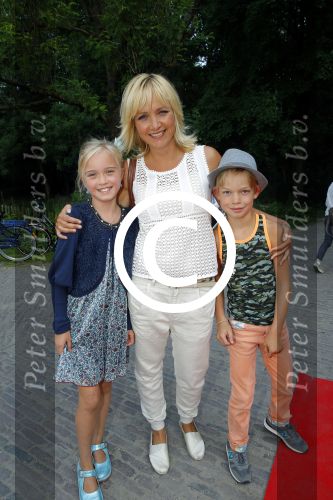 Amsterdam 10 juni 2015
Premiere Apenstreken bij kinderboederij in amsterdamse bos met oa Yvon Jaspers en Kim Lian v d Meij. Yvon met man en kinderen