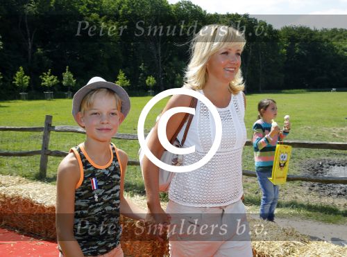 Amsterdam 10 juni 2015
Premiere Apenstreken bij kinderboederij in amsterdamse bos met oa Yvon Jaspers en Kim Lian v d Meij. Yvon met man en kinderen