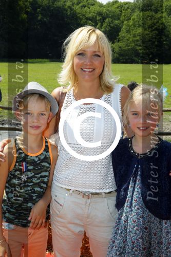 Amsterdam 10 juni 2015
Premiere Apenstreken bij kinderboederij in amsterdamse bos met oa Yvon Jaspers en Kim Lian v d Meij. Yvon met man en kinderen