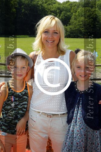 Amsterdam 10 juni 2015
Premiere Apenstreken bij kinderboederij in amsterdamse bos met oa Yvon Jaspers en Kim Lian v d Meij. Yvon met man en kinderen