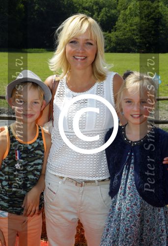 Amsterdam 10 juni 2015
Premiere Apenstreken bij kinderboederij in amsterdamse bos met oa Yvon Jaspers en Kim Lian v d Meij. Yvon met man en kinderen