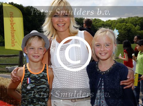 Amsterdam 10 juni 2015
Premiere Apenstreken bij kinderboederij in amsterdamse bos met oa Yvon Jaspers en Kim Lian v d Meij. Yvon met man en kinderen