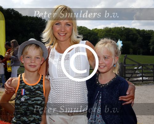 Amsterdam 10 juni 2015
Premiere Apenstreken bij kinderboederij in amsterdamse bos met oa Yvon Jaspers en Kim Lian v d Meij. Yvon met man en kinderen