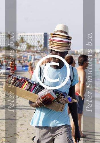 ibiza 29 juli 2015
Wendy v Dijk met Sem Lizzy haar moeder en man Erland Galjaard en zijn kinderen uit eerste huwelijk op strand van Coco beach. Herman den Blijker zijn zoon en vrouw alsmede John Ewbank dochter Day en Kelly Weekers zijn ook aanwezig. ibiza strandverkoper