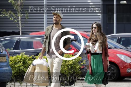 Zaandam 3 juli 2016
Alain Clark met zijn nieuwe vriendin Priscilla Martinez aan het winkelen bij loods 5