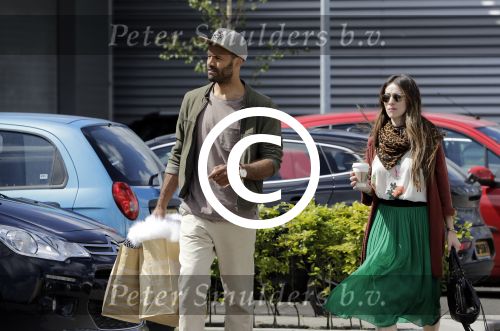 Zaandam 3 juli 2016
Alain Clark met zijn nieuwe vriendin Priscilla Martinez aan het winkelen bij loods 5