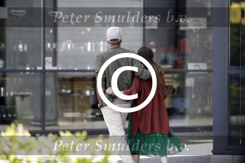 Zaandam 3 juli 2016
Alain Clark met zijn nieuwe vriendin Priscilla Martinez aan het winkelen bij loods 5