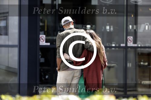 Zaandam 3 juli 2016
Alain Clark met zijn nieuwe vriendin Priscilla Martinez aan het winkelen bij loods 5