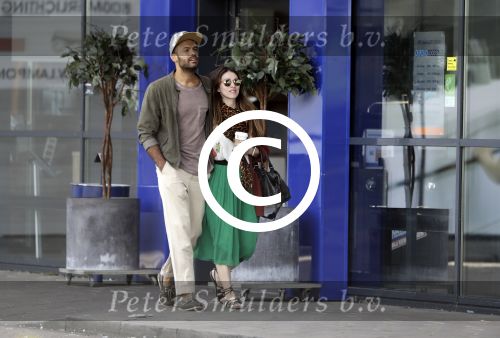 Zaandam 3 juli 2016
Alain Clark met zijn nieuwe vriendin Priscilla Martinez aan het winkelen bij loods 5