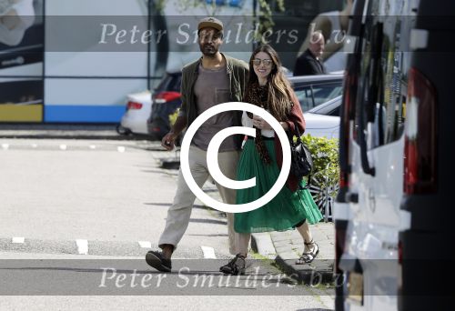 Zaandam 3 juli 2016
Alain Clark met zijn nieuwe vriendin Priscilla Martinez aan het winkelen bij loods 5