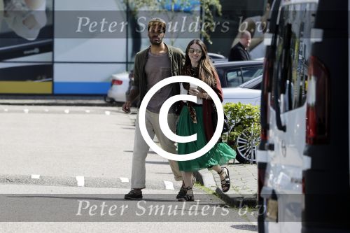 Zaandam 3 juli 2016
Alain Clark met zijn nieuwe vriendin Priscilla Martinez aan het winkelen bij loods 5