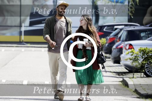 Zaandam 3 juli 2016
Alain Clark met zijn nieuwe vriendin Priscilla Martinez aan het winkelen bij loods 5