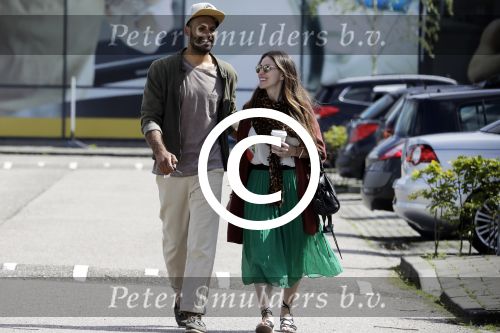 Zaandam 3 juli 2016
Alain Clark met zijn nieuwe vriendin Priscilla Martinez aan het winkelen bij loods 5