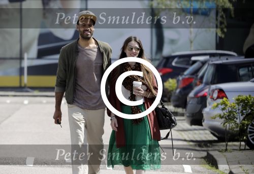 Zaandam 3 juli 2016
Alain Clark met zijn nieuwe vriendin Priscilla Martinez aan het winkelen bij loods 5