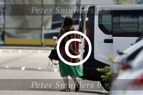 Zaandam 3 juli 2016
Alain Clark met zijn nieuwe vriendin Priscilla Martinez aan het winkelen bij loods 5