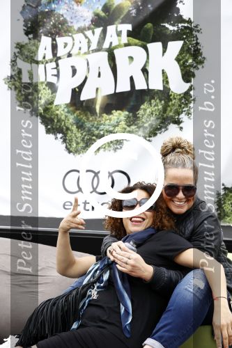 Amsterdam 15 juli 2016 
Day at the park festival in het amsterdamse bos. Anita Doth met een vriendin