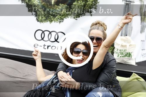 Amsterdam 15 juli 2016 
Day at the park festival in het amsterdamse bos. Anita Doth met een vriendin