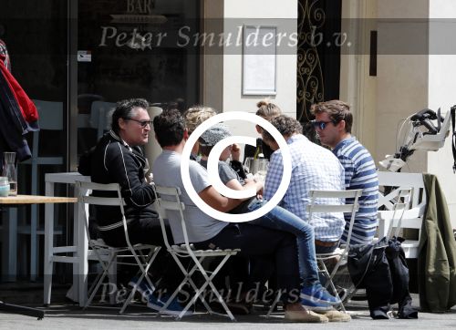 Amsterdam 15 juli 2016
Barry en Sandra Hay op terras met vrienden waaronder Ruben Nicolai en Regina Romeijn.
