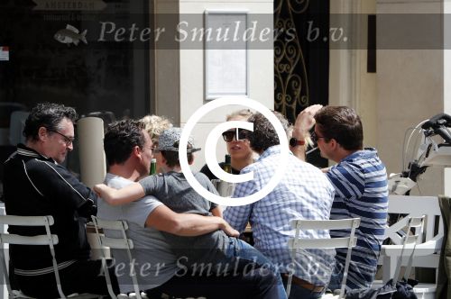 Amsterdam 15 juli 2016
Barry en Sandra Hay op terras met vrienden waaronder Ruben Nicolai en Regina Romeijn.