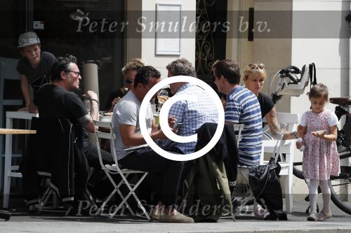 Amsterdam 15 juli 2016
Barry en Sandra Hay op terras met vrienden waaronder Ruben Nicolai en Regina Romeijn.