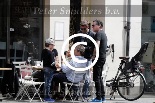 Amsterdam 15 juli 2016
Barry en Sandra Hay op terras met vrienden waaronder Ruben Nicolai en Regina Romeijn.
