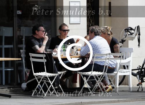 Amsterdam 15 juli 2016
Barry en Sandra Hay op terras met vrienden waaronder Ruben Nicolai en Regina Romeijn.