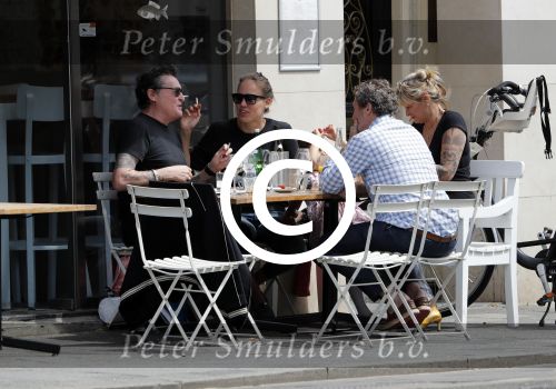 Amsterdam 15 juli 2016
Barry en Sandra Hay op terras met vrienden waaronder Ruben Nicolai en Regina Romeijn.