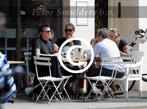 Amsterdam 15 juli 2016
Barry en Sandra Hay op terras met vrienden waaronder Ruben Nicolai en Regina Romeijn.