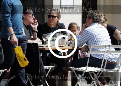 Amsterdam 15 juli 2016
Barry en Sandra Hay op terras met vrienden waaronder Ruben Nicolai en Regina Romeijn.